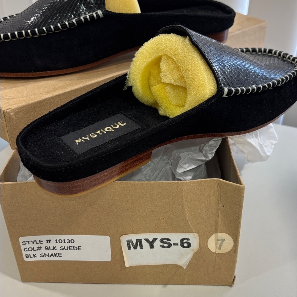 NEW Mystique Boutique Black Suede Embossed Snake Black